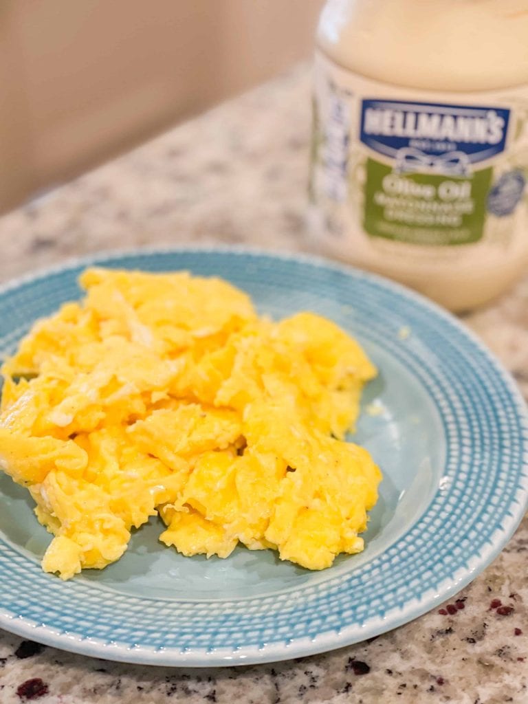 use mayonnaise to make fluffy eggs