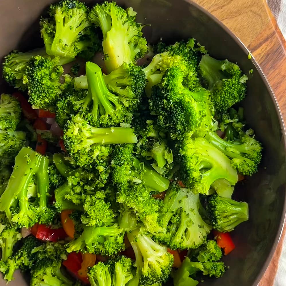 Air Fryer Chicken and Veggies is quick (just 20 minutes!), simple to throw together, flavorful and healthy!