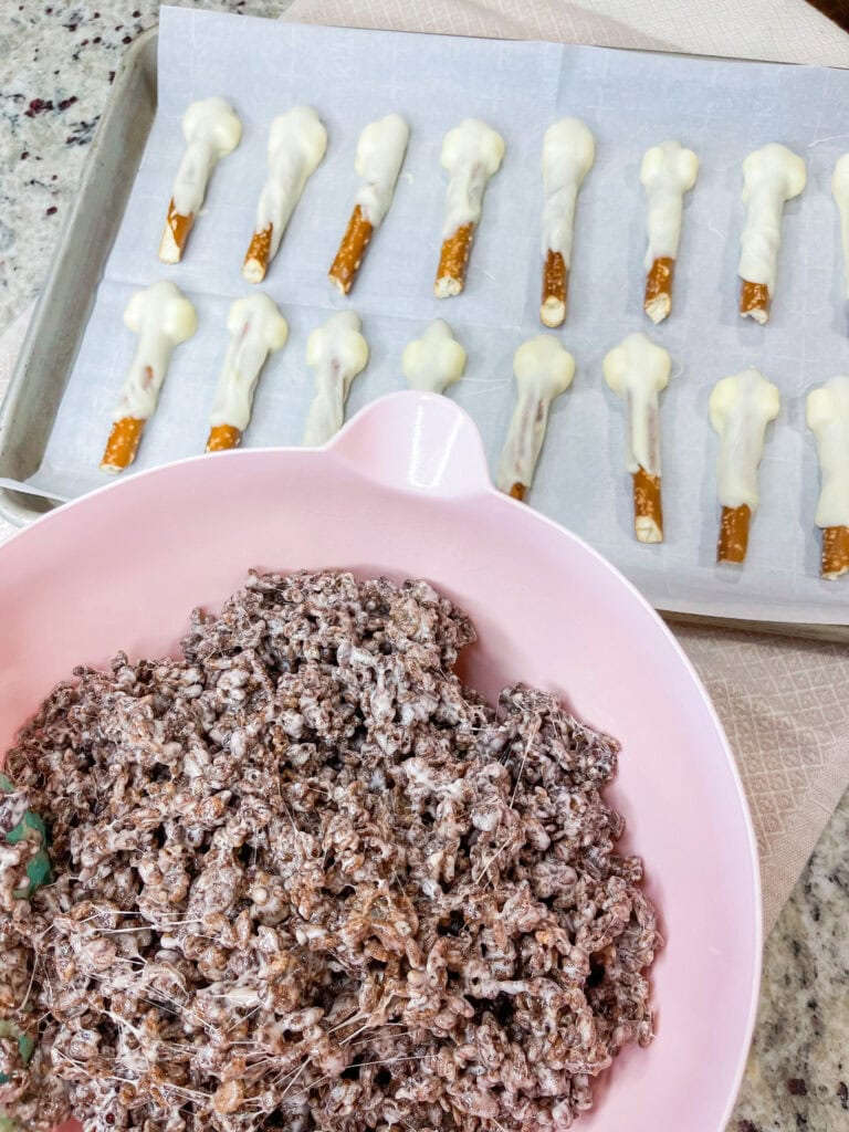 Rice Krispie Treat Turkey Legs are so much fun for Thanksgiving! They are made with chocolate Rice Krispies, white chocolate, mini marshmallows, and pretzel sticks. The drumsticks look like turkey legs but taste just like the Rice Krispie Treats you love.