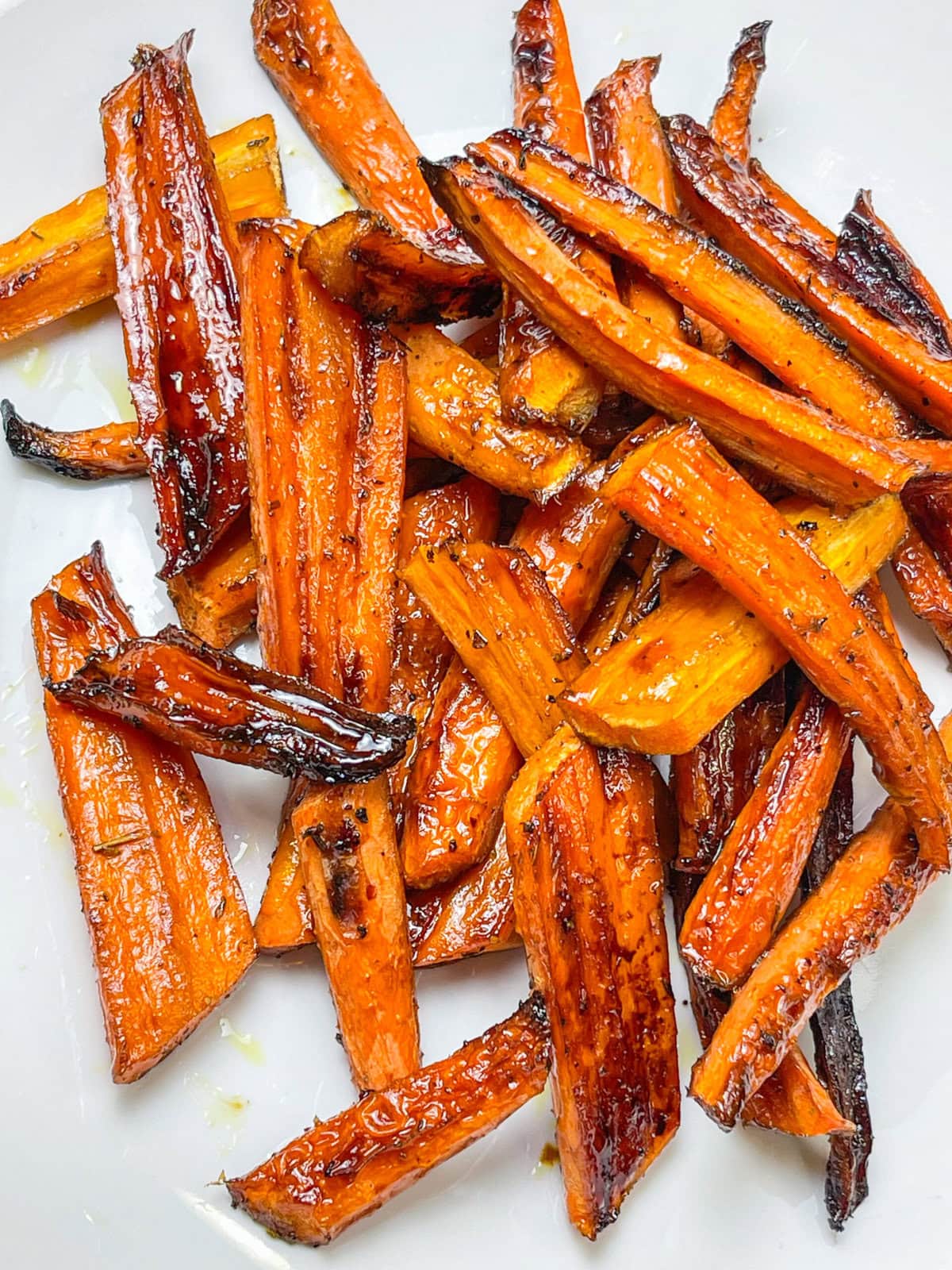 Looking for a simple yet elegant side dish that’s as easy to make as it is delicious? These Sheet Pan Roasted Balsamic Vinegar Honey Glazed Carrots are the perfect answer. Sweet, tangy, and caramelized to perfection, they’re a crowd-pleaser that works for everything from weeknight dinners to holiday feasts. Plus, with just a handful of ingredients and a single sheet pan, cleanup is a breeze. Whether you’re hosting or just treating yourself, these carrots bring bold flavor with minimal effort!