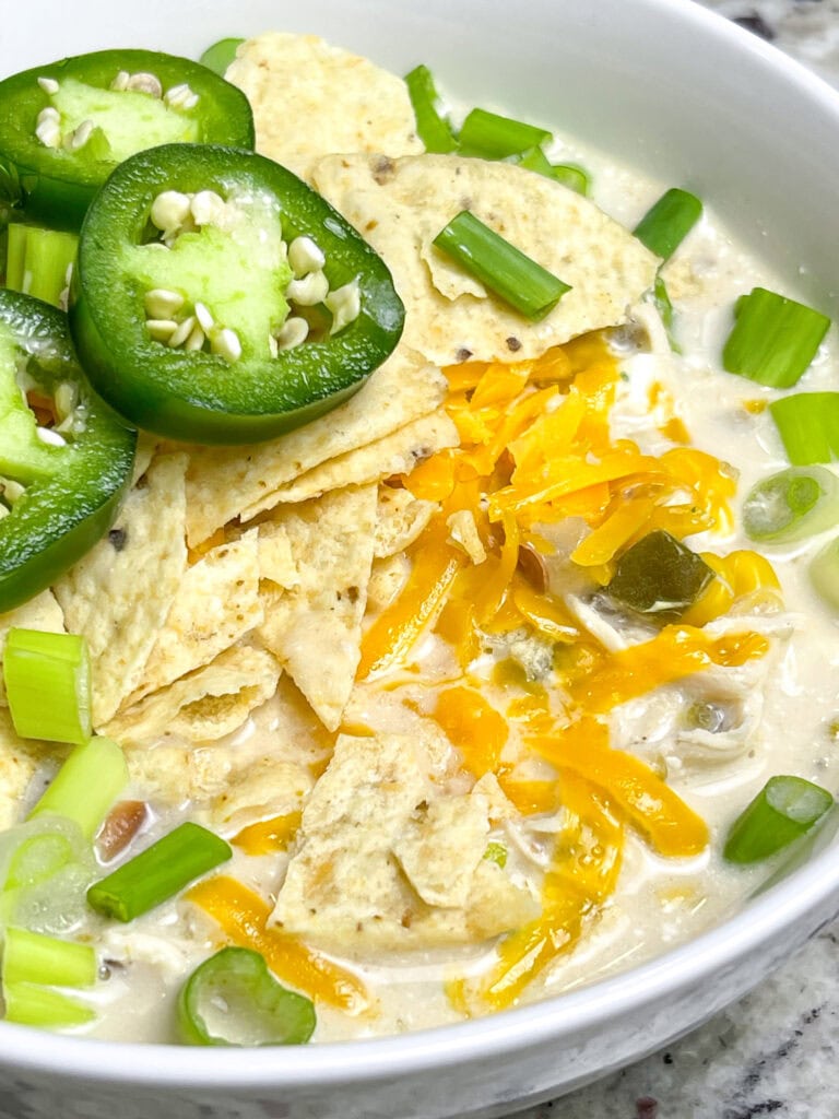 Warm, creamy, and full of flavor, Crock Pot White Chicken Chili is the ultimate comfort food for any season. This hearty, slow-cooked dish combines tender shredded chicken, white beans, and a medley of savory spices in a creamy, flavorful broth. Fresh jalapeños add a subtle heat, while cream cheese and a touch of heavy cream gives the chili its signature richness. With every spoonful, you’ll enjoy the perfect balance of smoky, tangy, and zesty flavors.