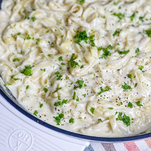 Do you love Olive Garden's creamy dreamy alfredo? Today is your lucky day! This is a Copycat Olive Garden Alfredo Sauce that is made with just 7 simple ingredients. I guarantee it tastes so much better at home.