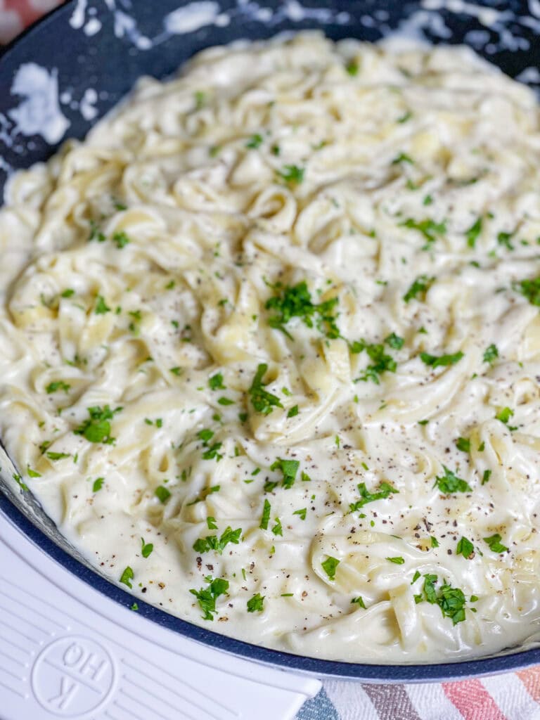 Do you love Olive Garden's creamy dreamy alfredo? Today is your lucky day! This is a Copycat Olive Garden Alfredo Sauce that is made with just 7 simple ingredients. I guarantee it tastes so much better at home. 